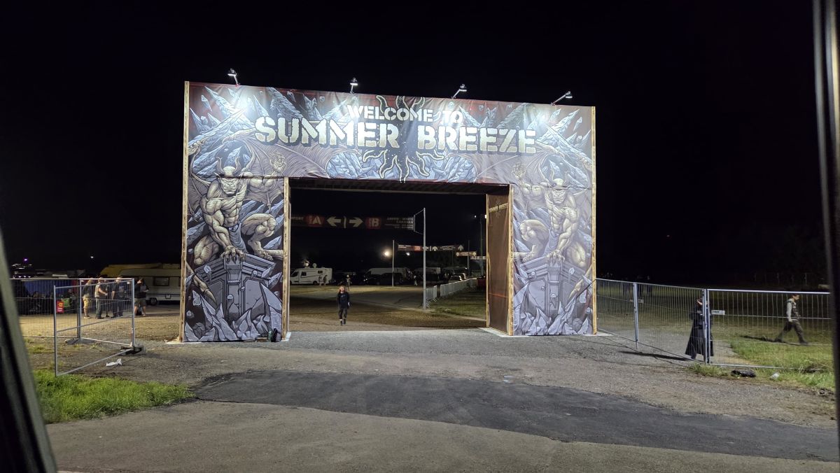Containertor beleuchtet