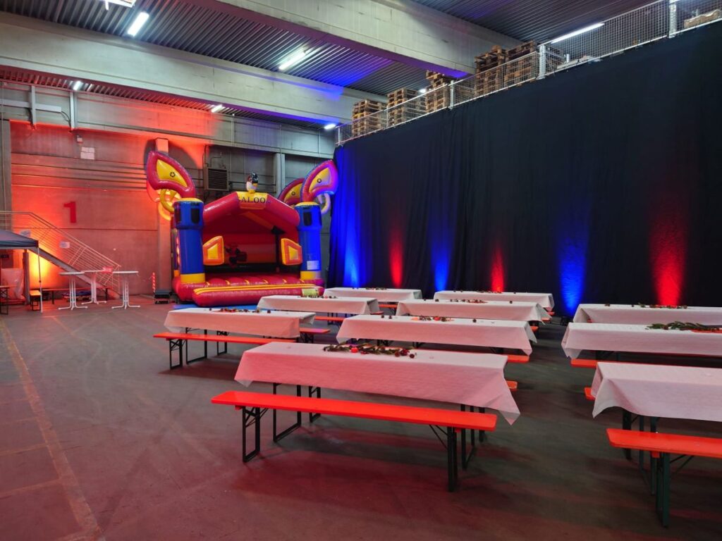 Beleuchtung und Möbel Firmenfeier