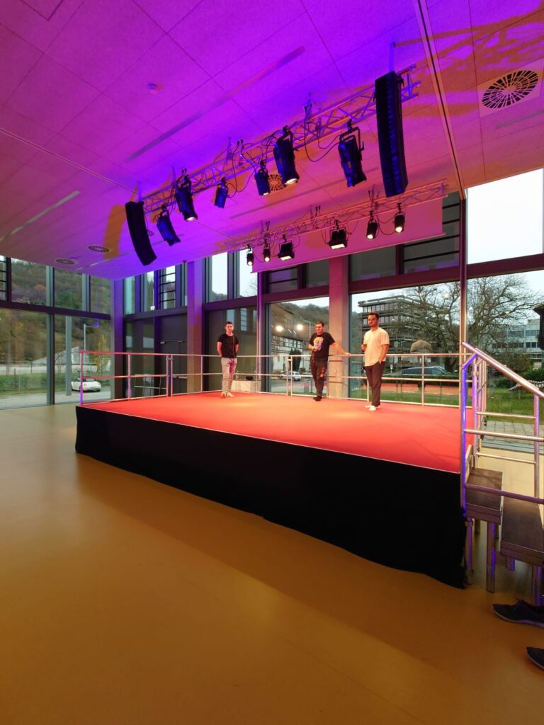 Podestfläche als Bühne mit Beschallung und Beleuchtung für Podiumsdiskussion