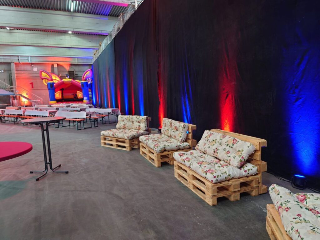 Firmenfest mit Licht- und Tontechnik und Mietmöbeln