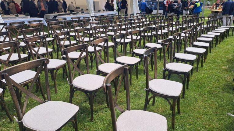 Open Air Bestuhlung mit Crossback Stühlen